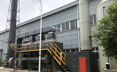 Устройство каталитического сжигания с адсорбцией активированного угля